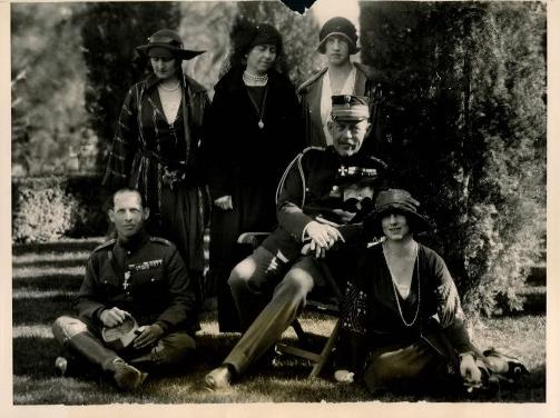 1922TheRoyalFamilyofGreece.jpg