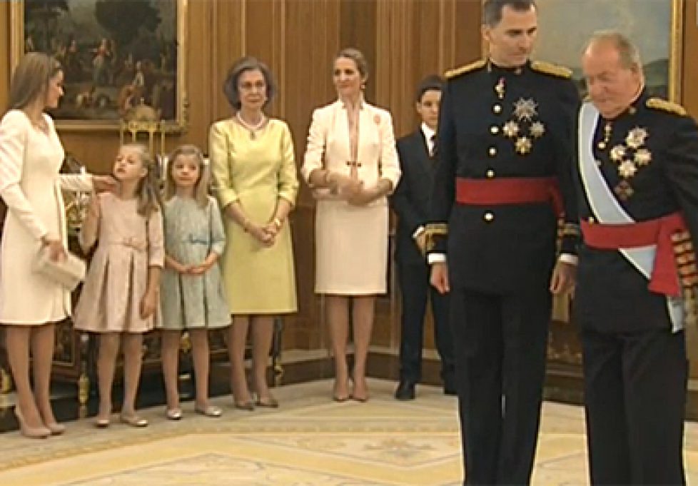 Juan Carlos remet le commandement des forces armées à Felipe