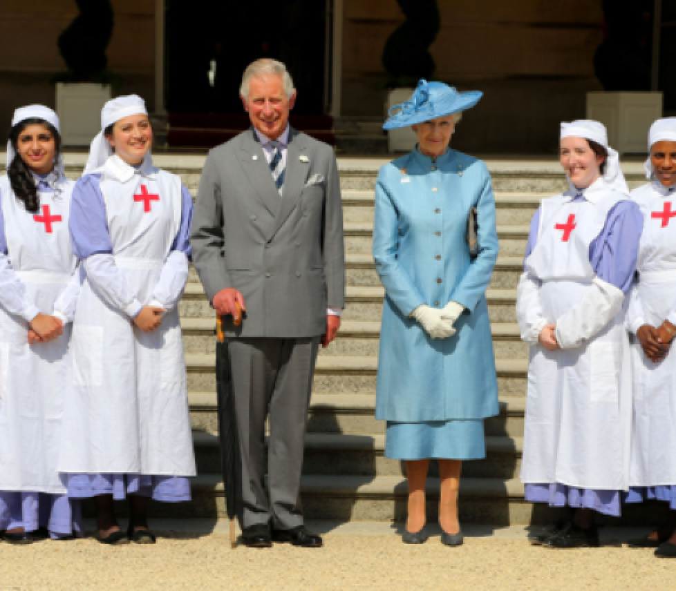Le prince Charles et la princesse Alexandra à une garden party