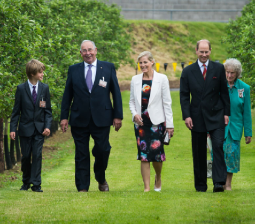 Le comte et la comtesse de Wessex visitent l’entreprise de cidre Thatchers