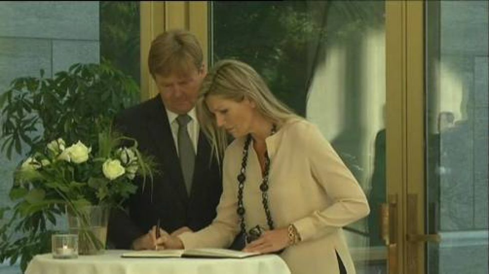 Les souverains des Pays-Bas signent le registre de condoléances suite au crash de l’avion de la Malaysian airlines