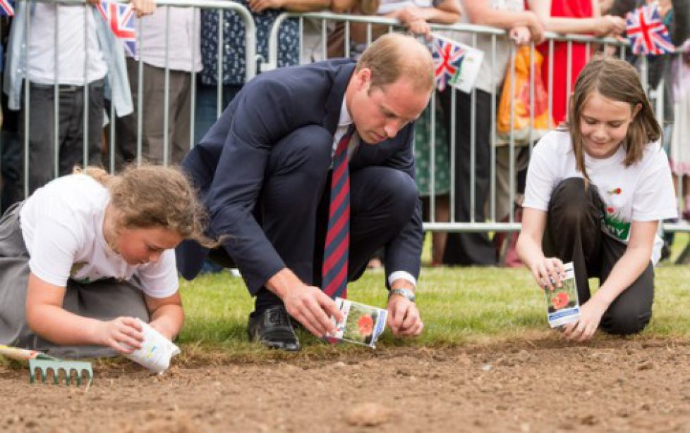 Le prince William au monument de la guerre à Coventry