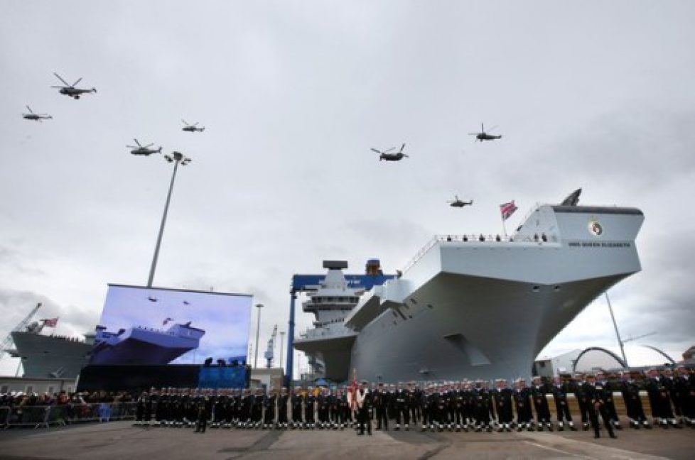 Elizabeth II baptise un navire militaire