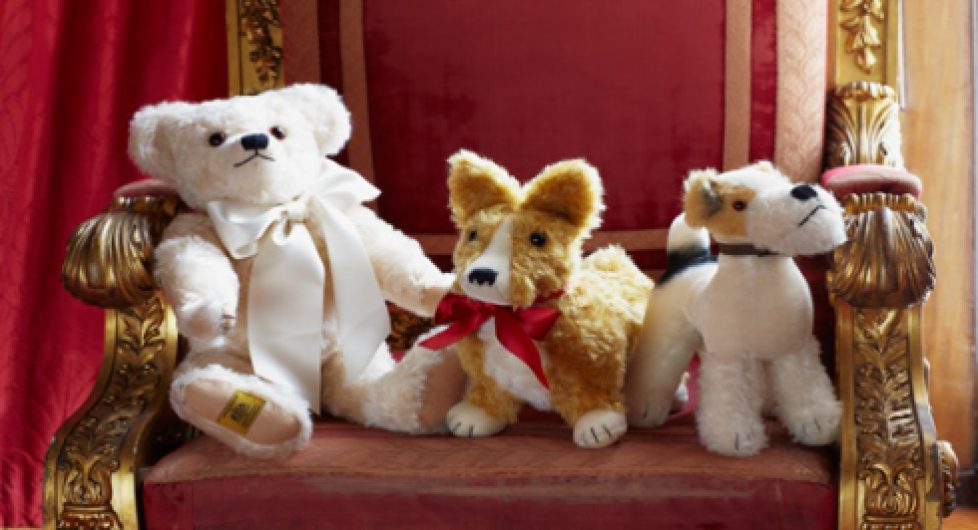 Un corgi royal en peluche