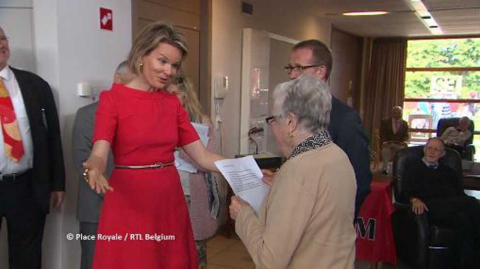 La reine Mathilde visite en centre pour personnes âgées