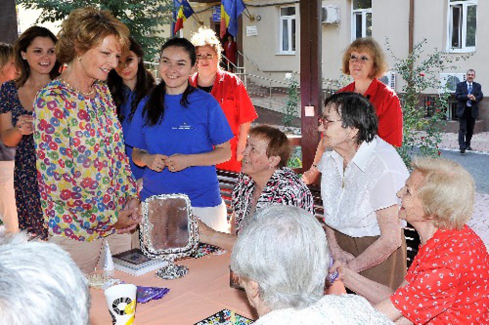Margareta de Roumanie en visite dans un centre pour personnes âgées
