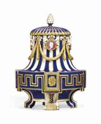 vase_grec_a_medaillon_et_son_couvercle_en_porcelaine_de_sevres_du_xvii_d5838995h
