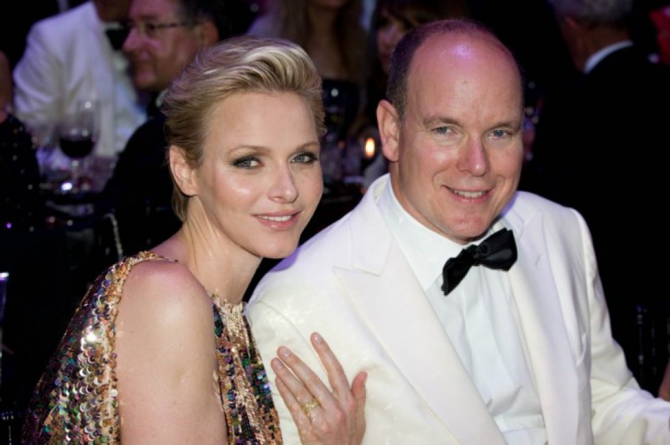 Charlene-et-Albert-de-Monaco-Bal-de-la-Croix-Rouge-Monaco-3-aout-2012_portrait_w674