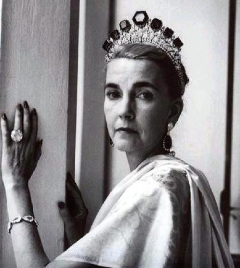 barbara-hutton-wearing-the-romanov-emerald-tiara-and-pasha-diamond