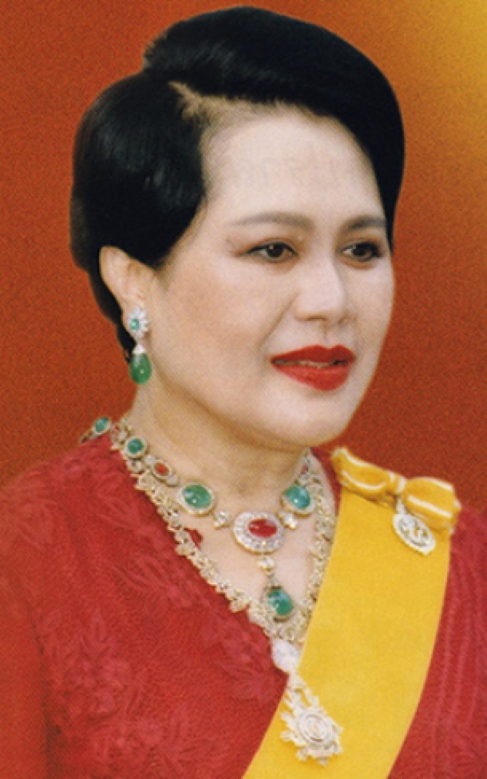 31unnamedQueen Sirikit jewels