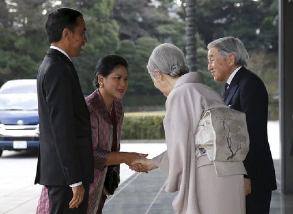 Indonesian President Joko Widodo and his wife Iriana are greeted by Japan's Emperor Akihito and Empress Michiko upon their arrival for their luncheon at the Imperial Palace in Tokyo