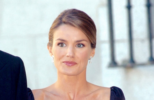 los_peinados_de_la_princesa_letizia_en_las_bodas_824989196_662x430
