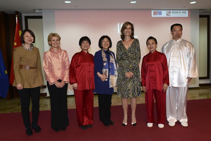 S.A.R. la princesse Esméralda de Belgique entourée de S.E.Mme Yang Yanyi, Ambassadeur de la Mission de la République populaire de Chine auprès des Communautés européennes (à sa gauche) et de la délégation de la Fédération Belge de Qigong de Santé ainsi que des professeurs chinois
