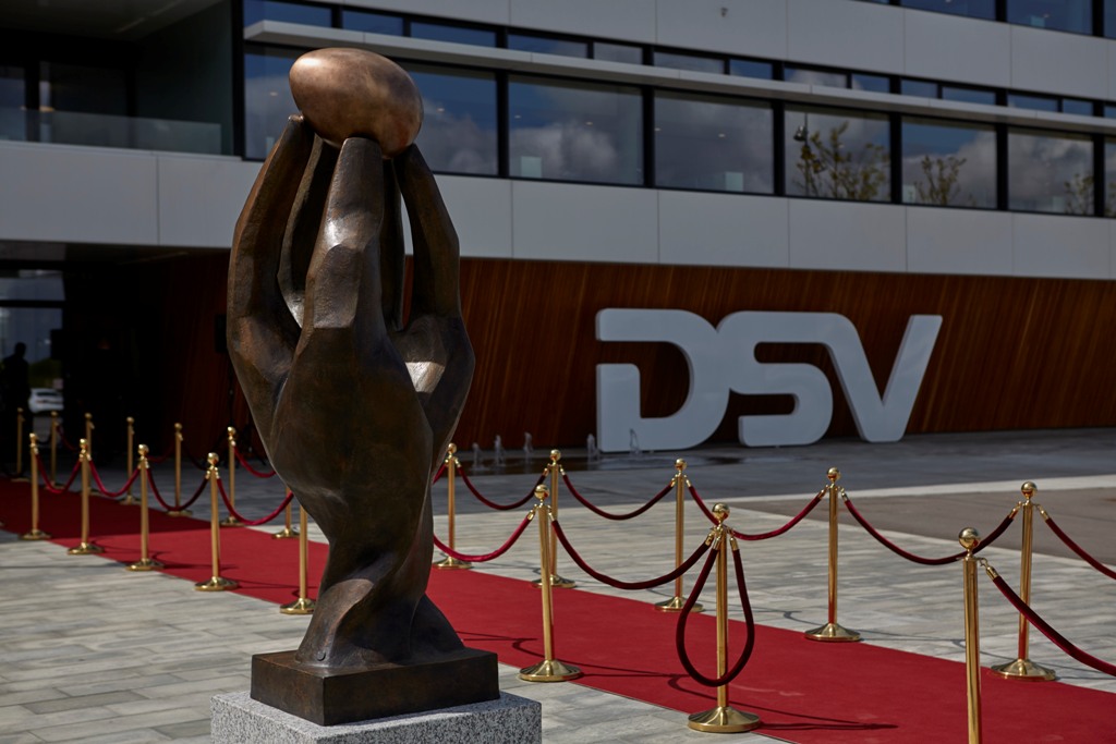 Prinsegemalen afslører sin skulptur i det nybyggede DSV anlæg i Hedehusene. Skulpturen foran DSV's domicil.