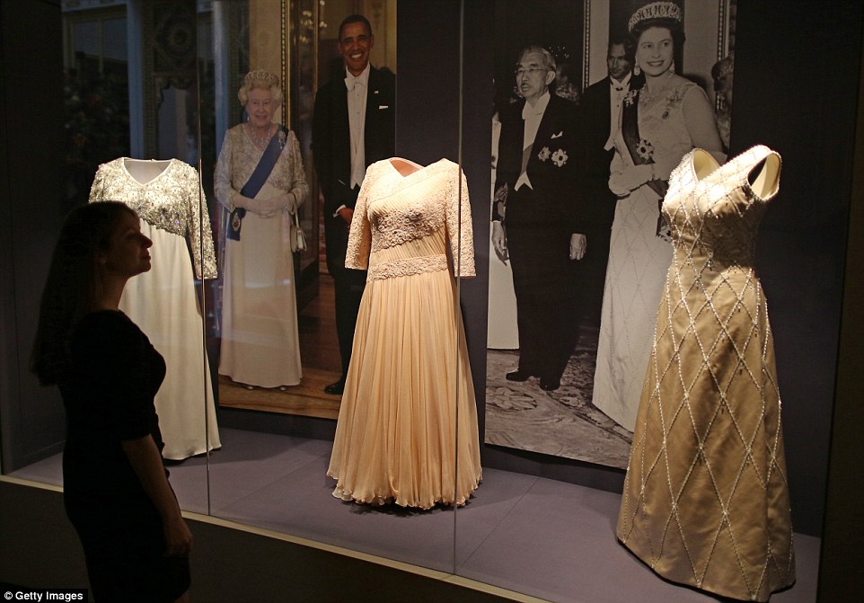 2AC6E20600000578-3172560-Evening_dresses_worn_by_Queen_Elizabeth_II_for_state_banquets-a-21_1437683711597
