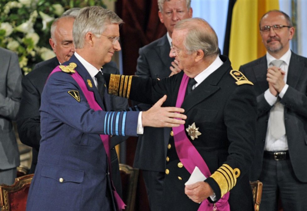 king-albert-ii-r-and-prince-philippe-l-during-the-abdication-ceremony-at-the-royal-palace-on-sunday-in-brussels-photo-getty-images-1156462-130721-philippe-bcol-11a-photoblog600