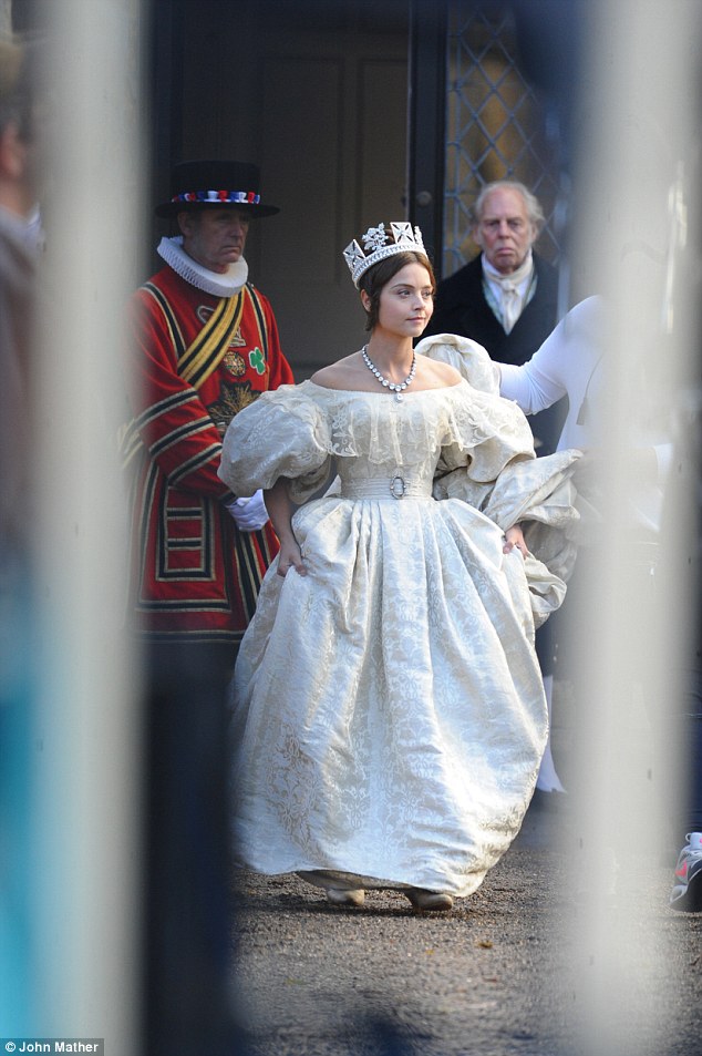 2E4426D900000578-3310671-Crown_jewels_Jenna_hitched_up_her_beautiful_dress_as_she_made_he-a-191_1447153916367