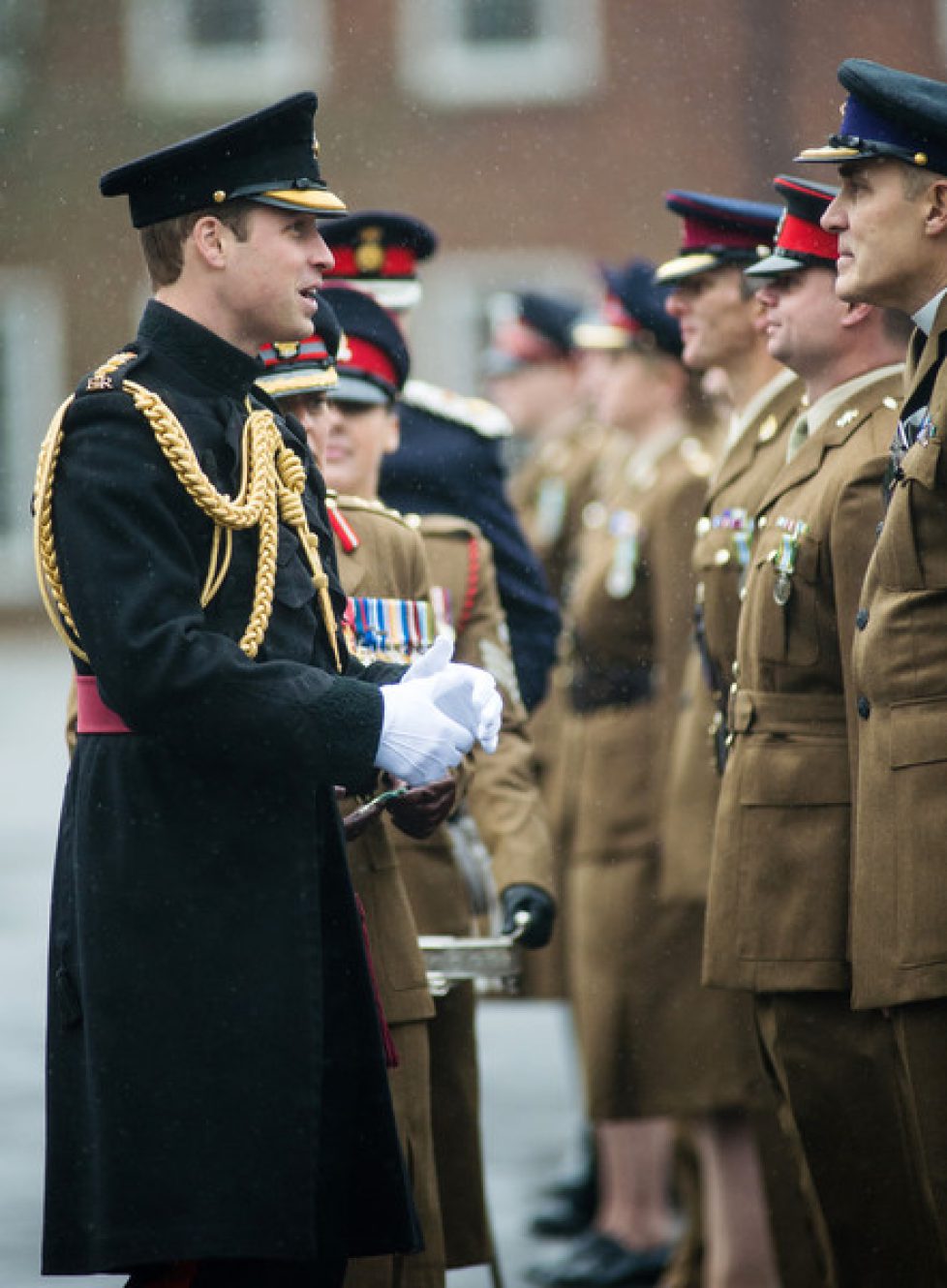 Duke+Cambridge+Presents+Medals+British+Army+HqnA9iJDoSwl