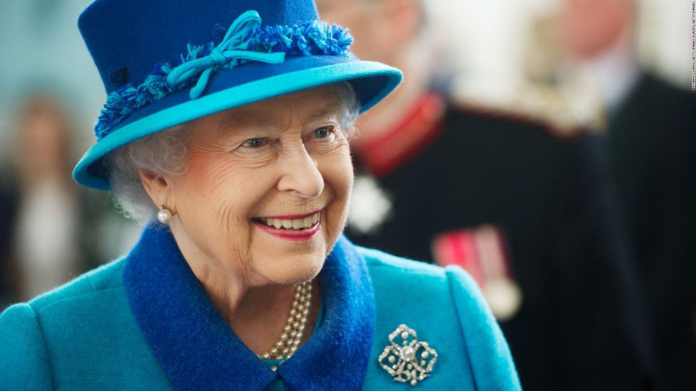 150908133416-queen-elizabeth-ii-smile-blue-hat-full-169