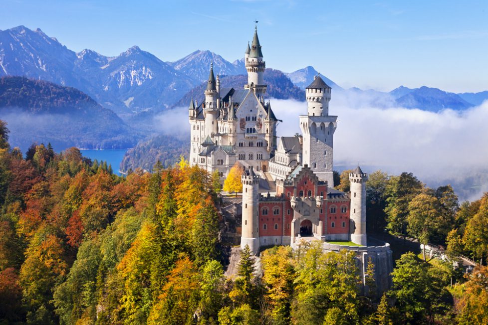 Schloss-Neuschwanstein-erleuchtet-im-Herbst