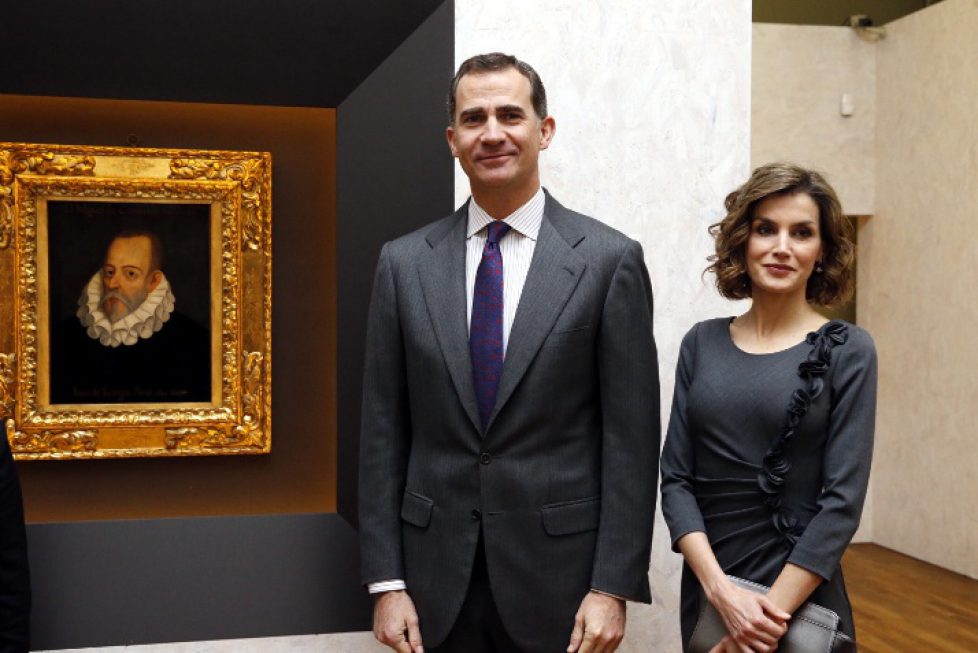 Sus Majestades los Reyes junto a un retrato de Miguel de Cervantes