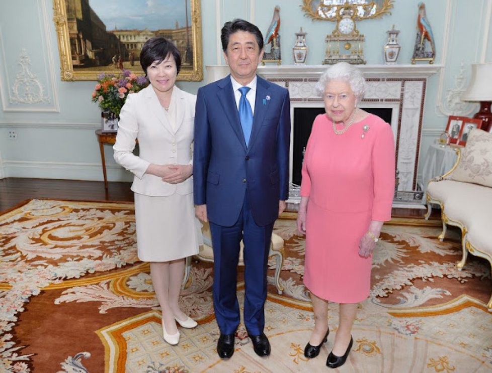 Queen-Elizabeth-Shinzo-Abe-Akie-2