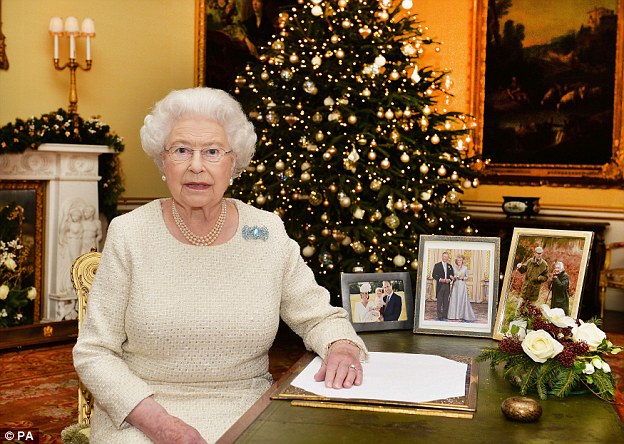 2F9929F000000578-3373701-The_Queen_recorded_her_Christmas_message_seated_at_a_desk_in_Buc-a-19_1451055672670