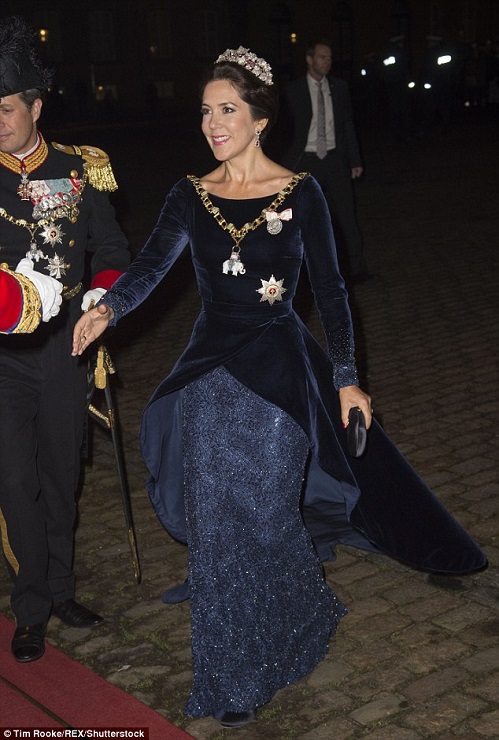 2FBA82FE00000578-0-Wearing_a_midnight_blue_velvet_floor_length_gown_with_the_bottom-a-2_1451992829853