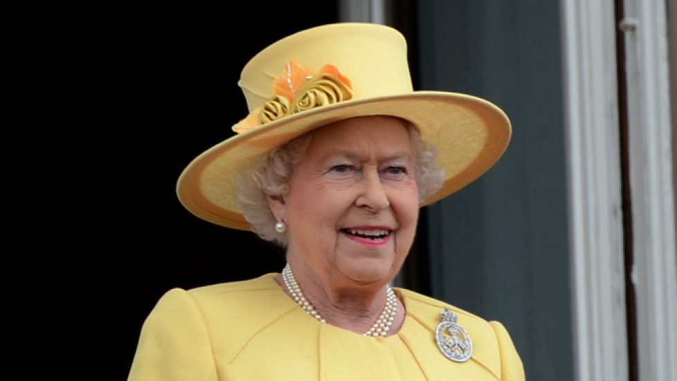 90241-640x360-queen-elizabeth-yellow-hat-640