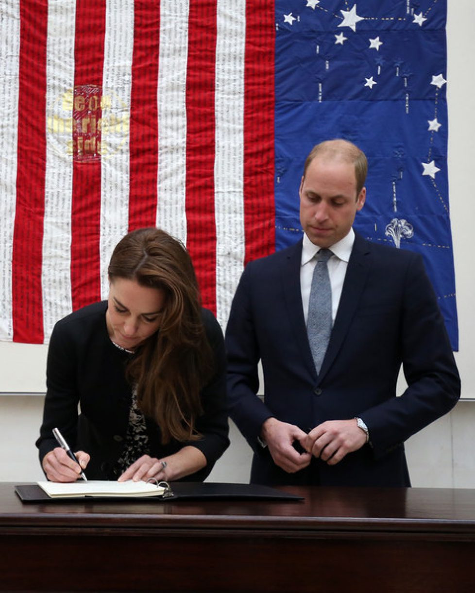 Duke+Duchess+Cambridge+Sign+Book+Condolence+VSHfU4zem3ol