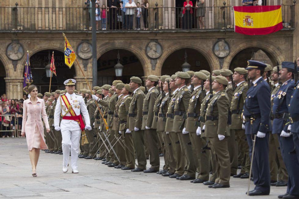 Queen+Letizia+Delivers+New+National+Flag+Speciality+oTMKfNi_S2Yl