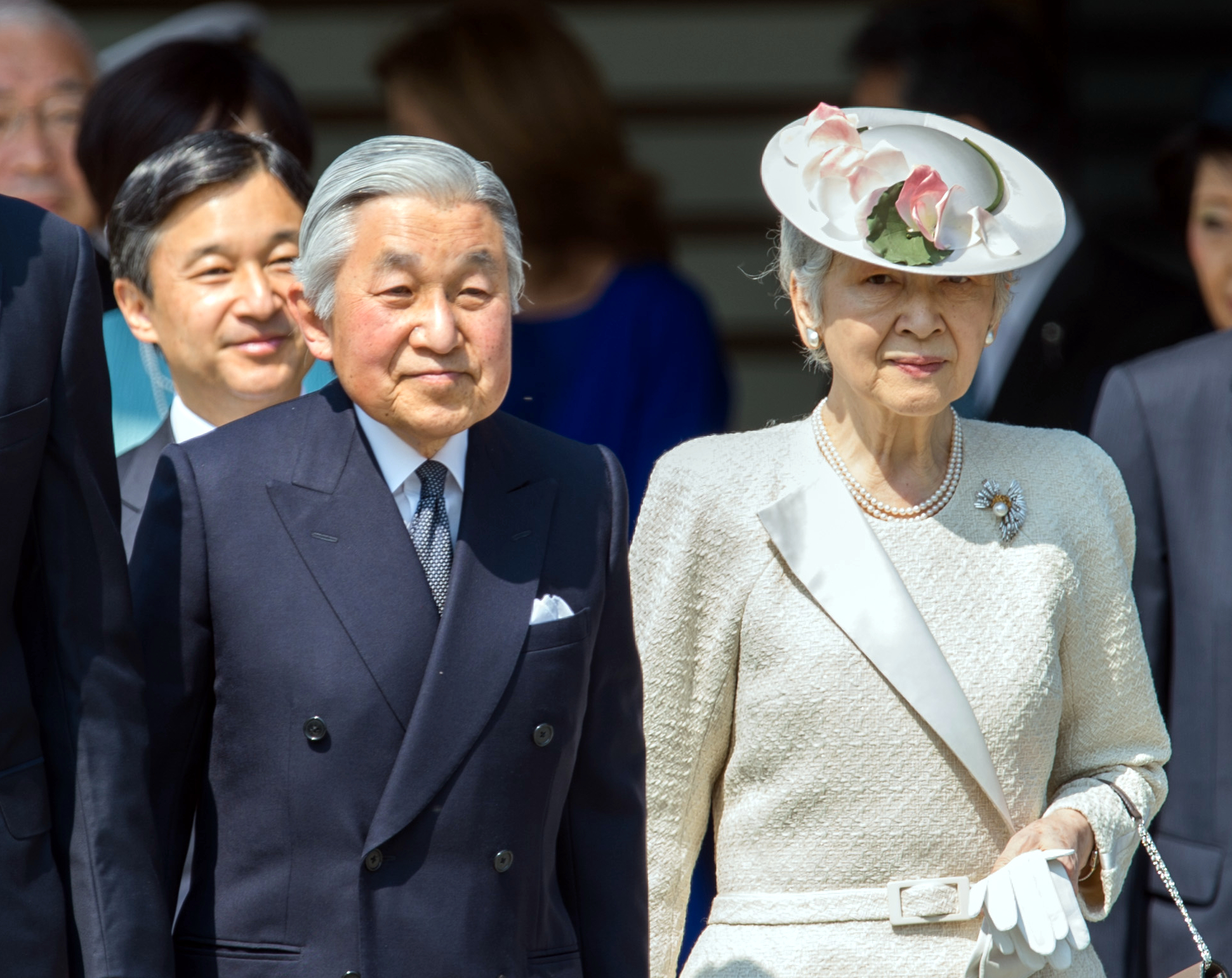 TOKYO, Japan (April 24, 2014) U.S. President Barack Obama participates in the welcome ceremony with their Majesties the Emperor and Empress of Japan, His Imperial Highness Crown Prince Naruhito and Japan’s Prime Minister Shinzo Abe at the Imperial Palace during his state visit to Japan. [State Department photo by William Ng/Public Domain]