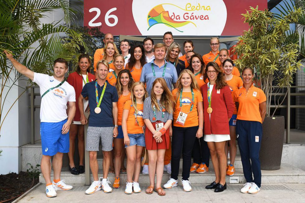 Koninklijke familie op bezoek in Olympisch Dorp