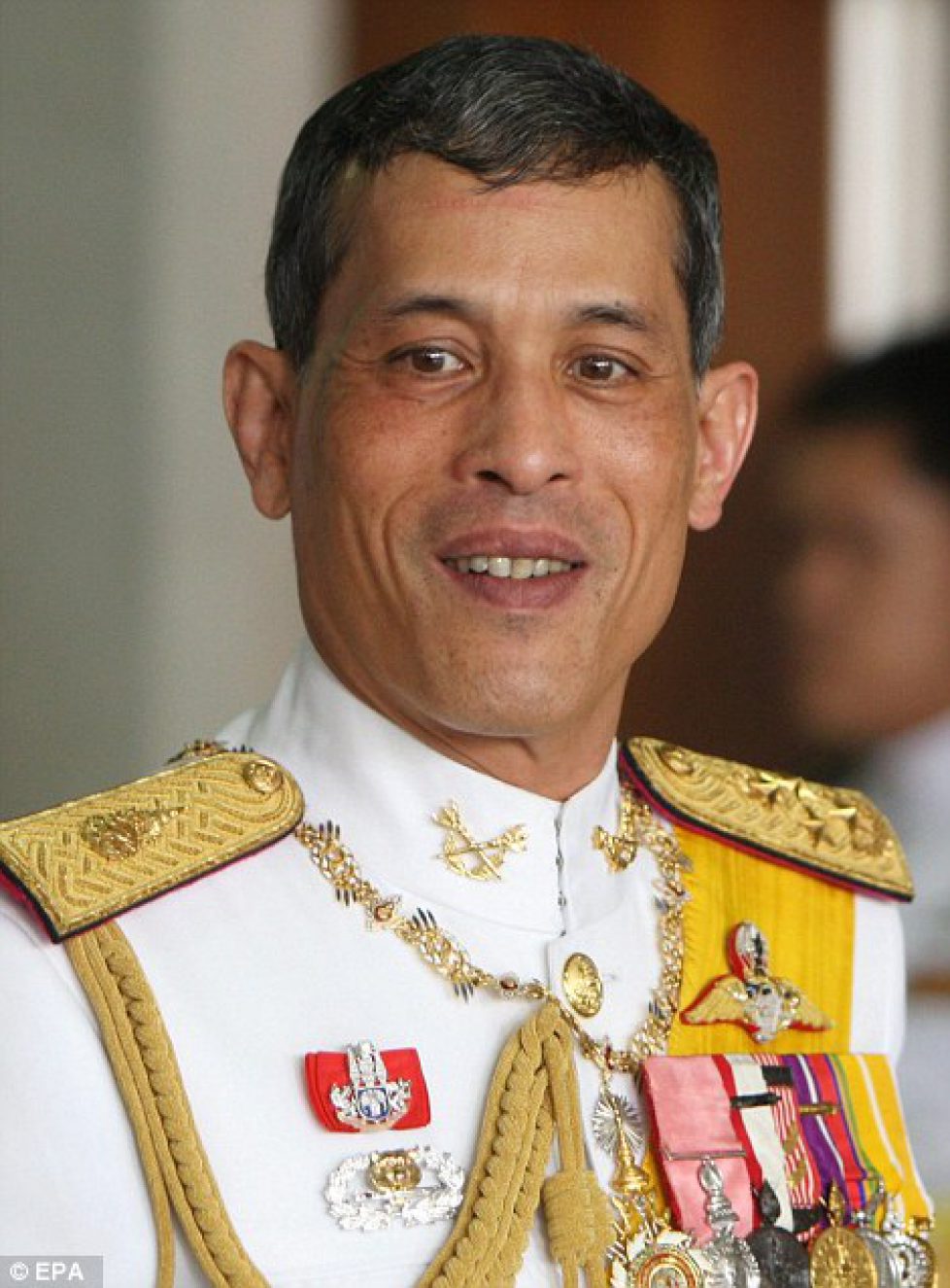 395a898200000578-3836237-maha_vajiralongkorn_was_commissioned_as_an_officer_in_the_three_-a-12_1476377291396