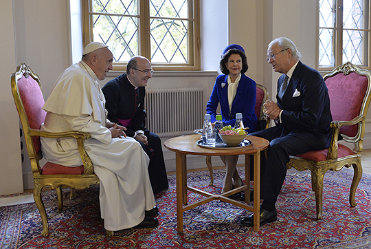 LUND 20161031 Påve Franciskus, tolken Georges Salas, drottning Silvia och Kung Carl Gustaf i Kungshuset i Lund. Foto:Jonas Ekströmer / TT kod 10030