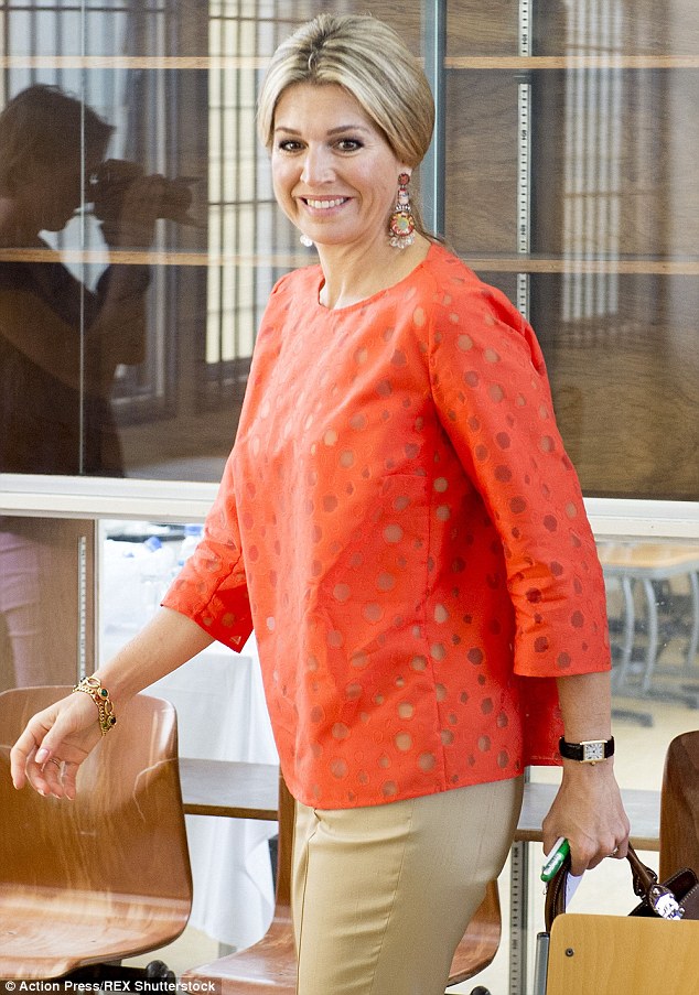 28455b8b00000578-3066380-queen_maxima_of_the_netherlands_has_been_putting_on_colourful_sh-a-42_1430680242218