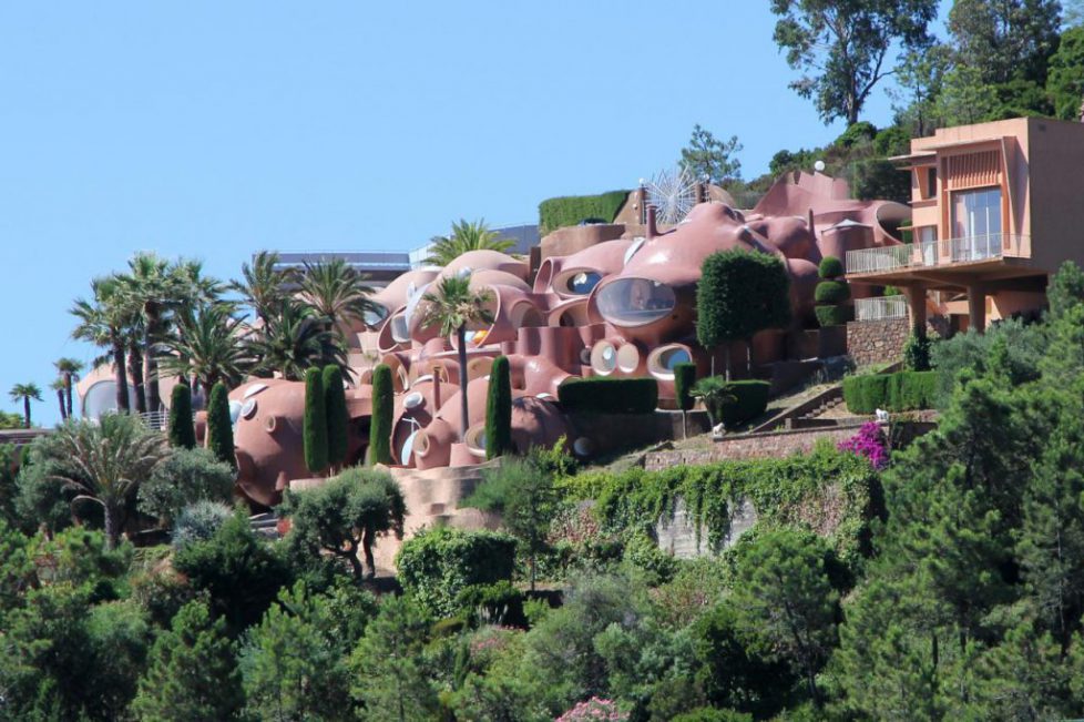 les-maisons-bulles-de-pierre-cardin-a-theoule-sur-mer