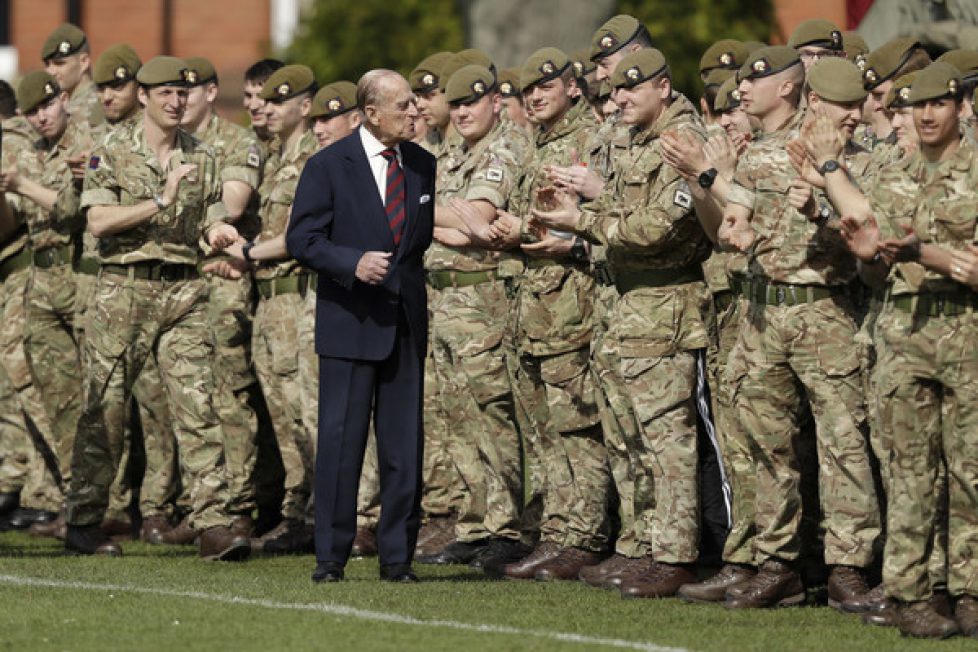 Duke+Edinburgh+Visits+1st+Battalion+Grenadier+BYOmBUUhoscl