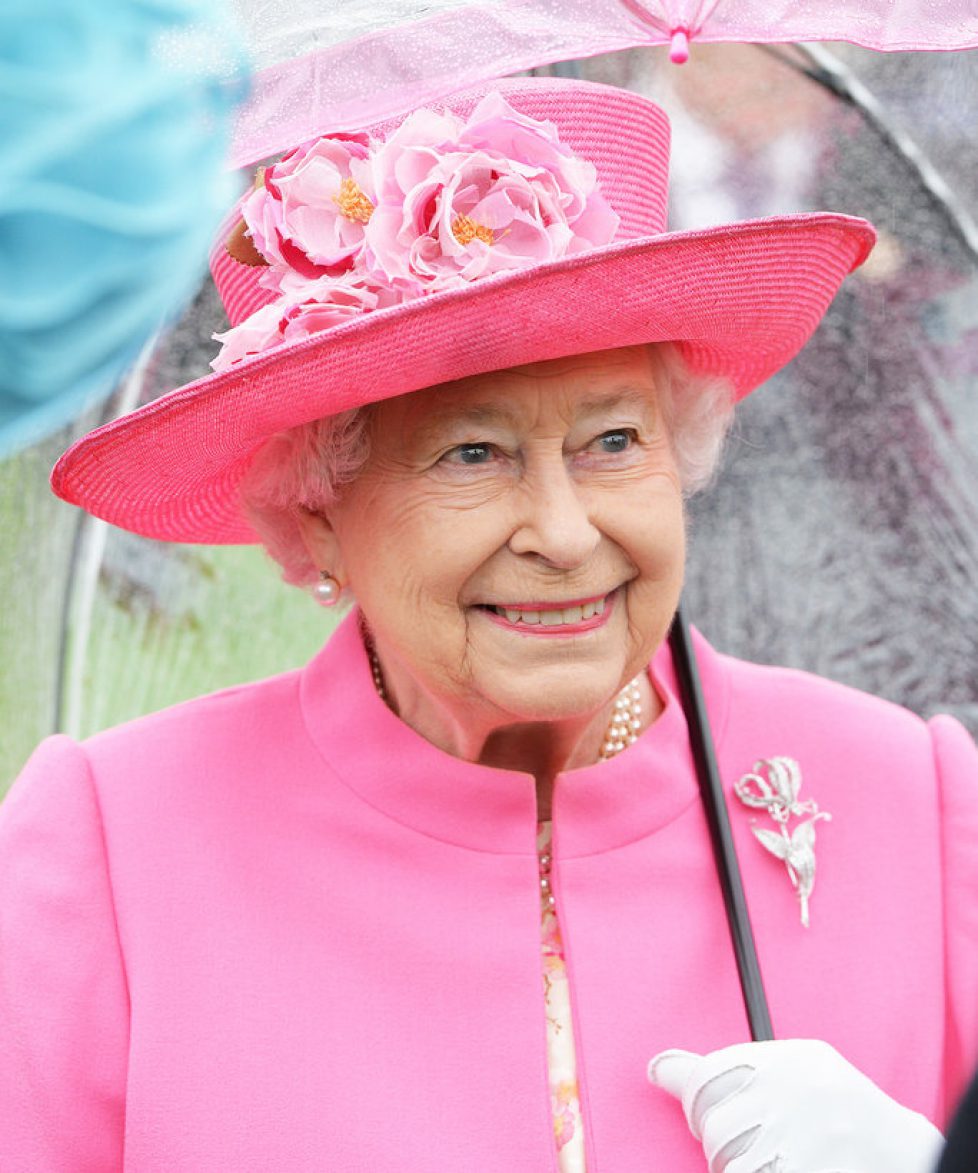 051016-queen-elizabeth-pink-umbrella-lead