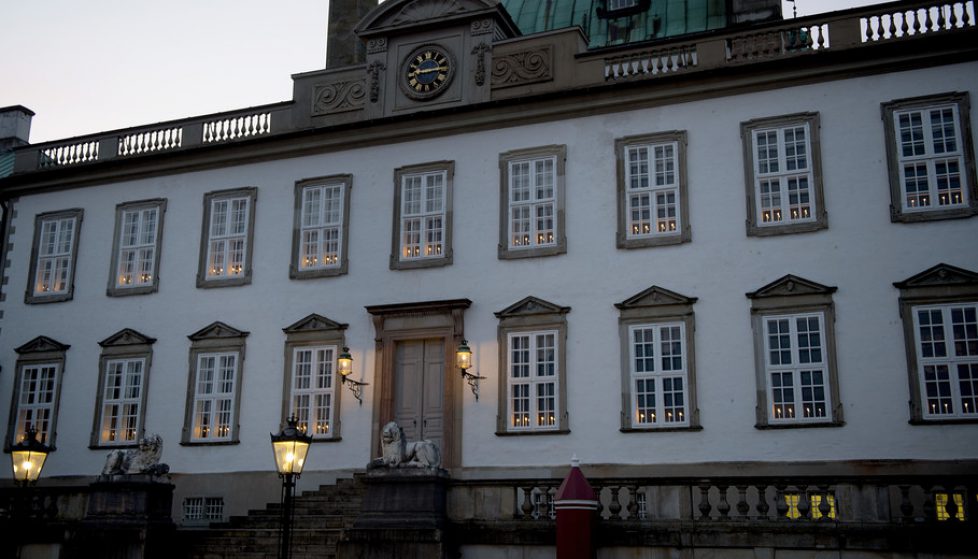 4 maj lys i vinduerne på Fredensborg Slot