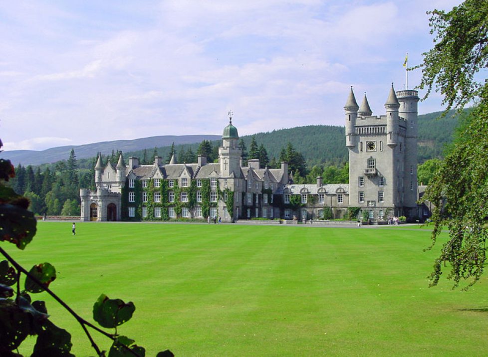 800px-balmoral_castle_scotland