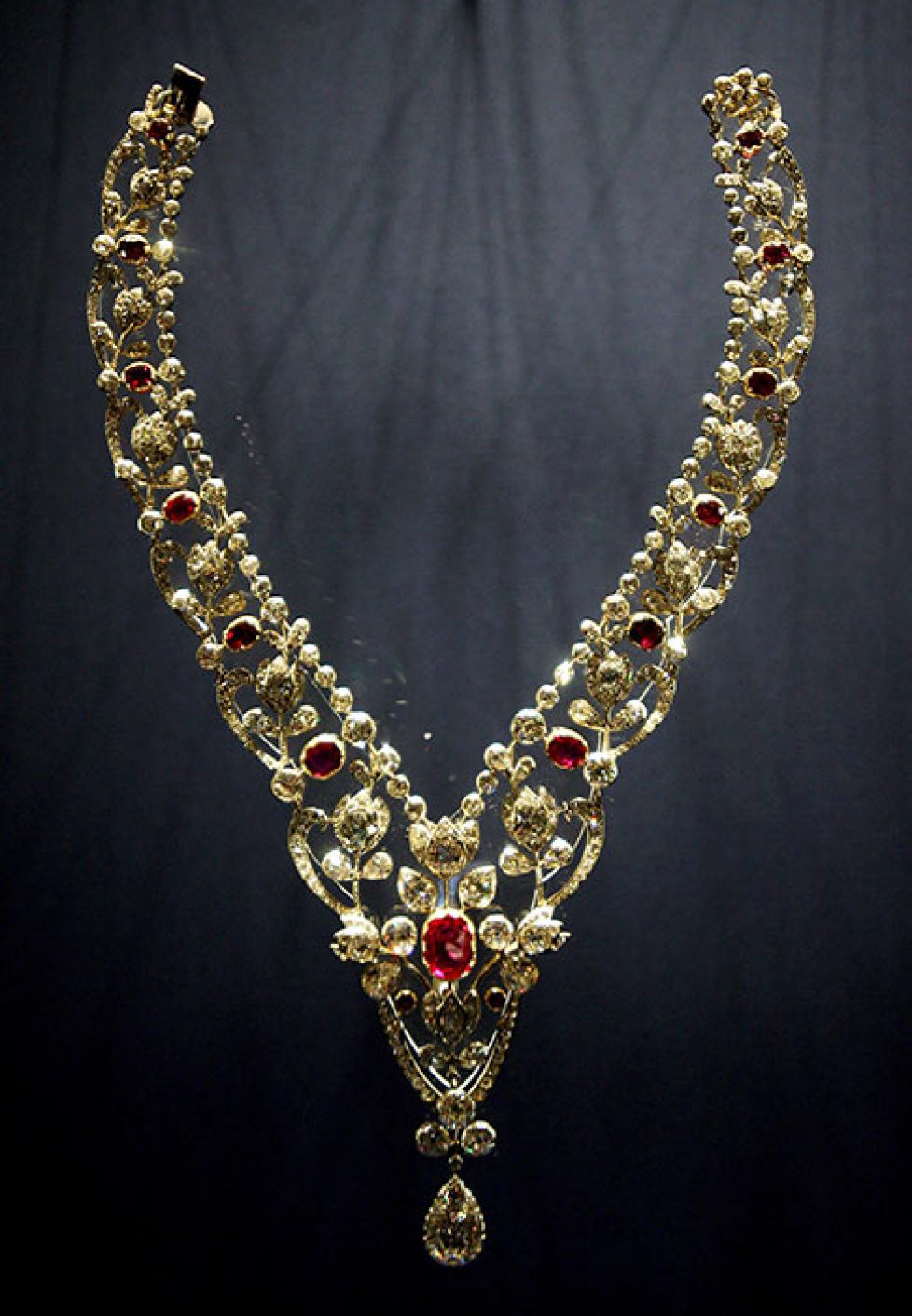 queen-kate-ruby-necklace-a