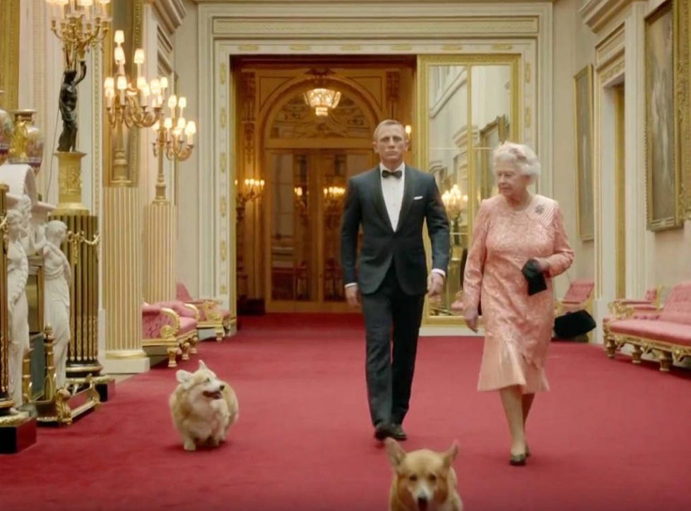 rs_1024x759-160419171245-634-queen-elizabeth-corgis-daniel-craig-bond-2012