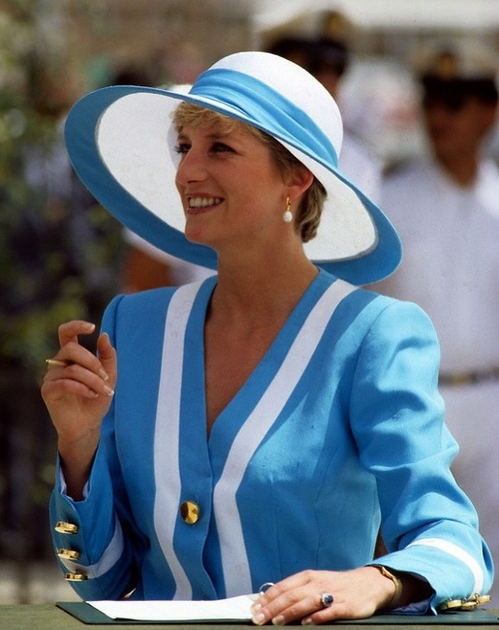 february-cairo-egypt-catherine-walker-suit-designer-philip-somerville-hat-designer-diana-amp-1447846961kg84n