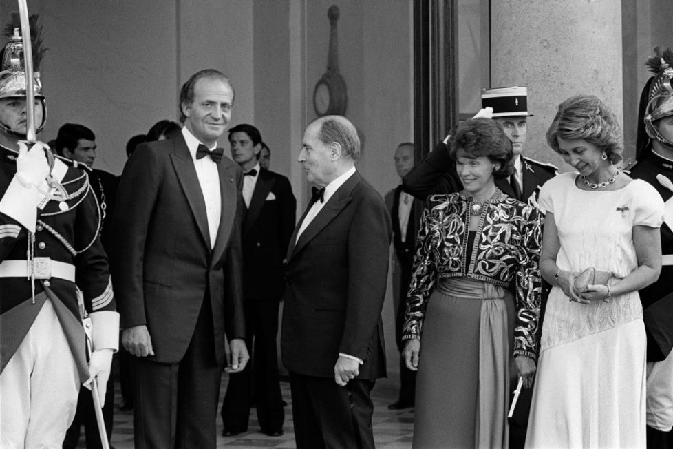 French President Francois Mitterrand (C)