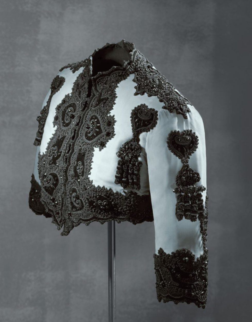 Bolero_jacket_EISA_Spain_1947__Museo_Crist+¦bal_Balenciaga