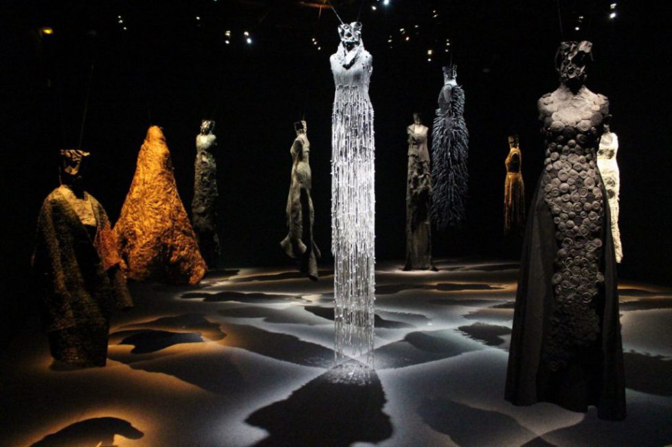 NOUREDDINE-AMIR-ROBES-SCULPTURES-ARCTUALITE-1112x741