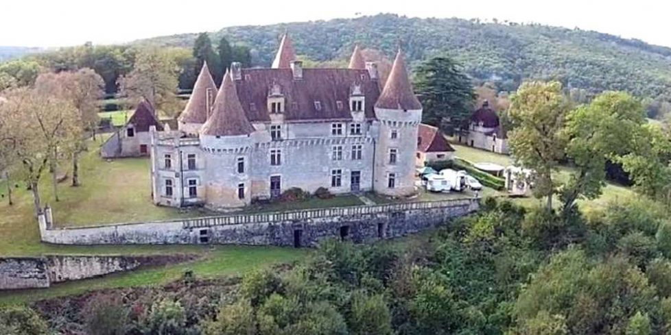 le-chateau-de-marzac-de-900-m-nest-pas-habitable-mais-la-propriete-compte-300-hectares-de-bois-et-de-terrains-agricoles-ainsi-quune-dizaine-de-gites-de-