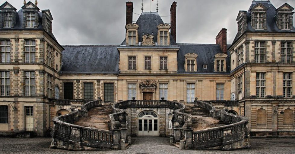 Cour d'Honneur, l'escalier en fer à cheval.