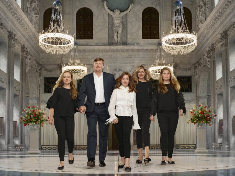 koning-willem-alexander-koningin-maxima-prinses-van-oranje-prinses-alexia-en-prinses-ariane---erwin-olaf---2018---liggend